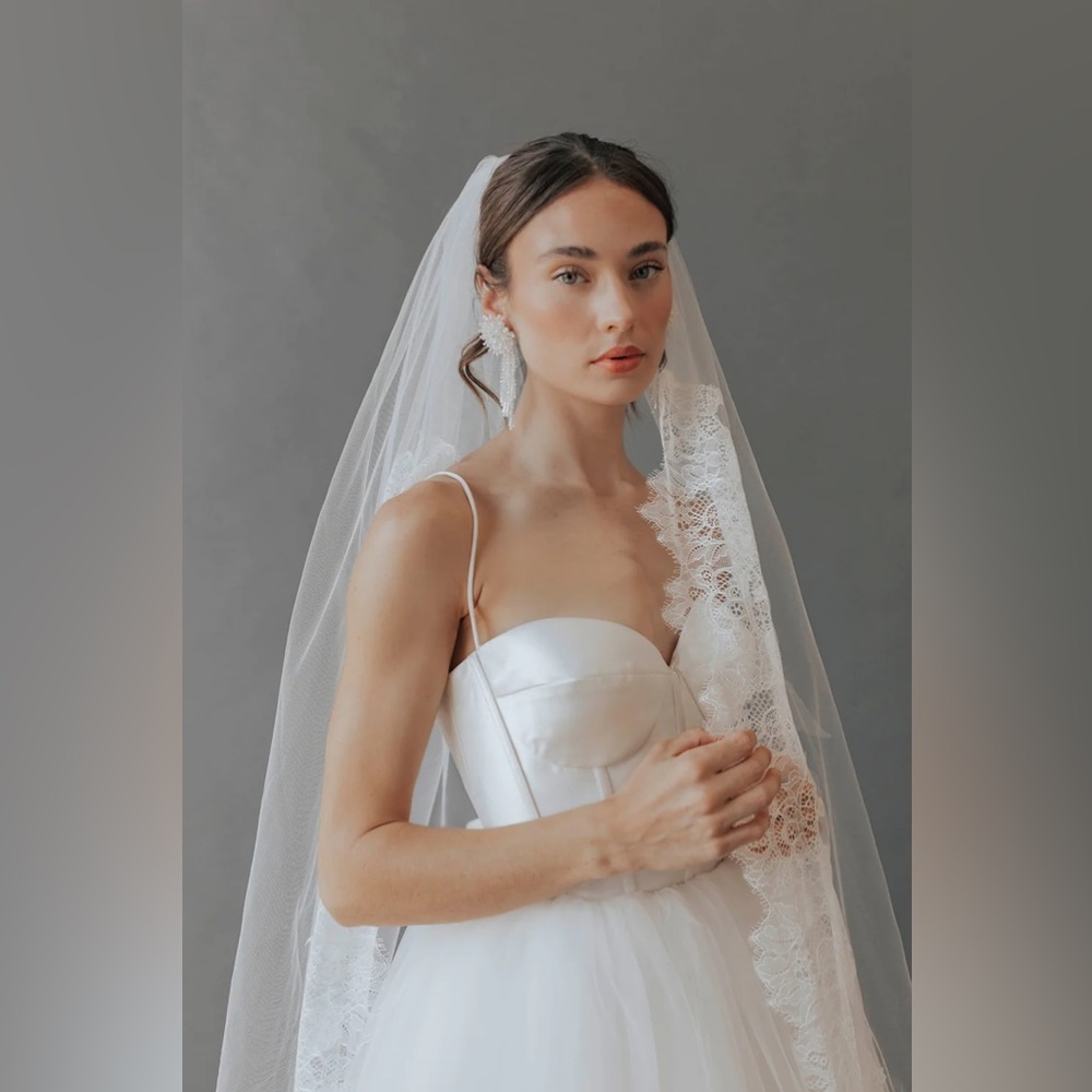 Untamed Petals Soraya Veil Ivory Chantilly Lace Cathedral 110” Mantilla NWT
